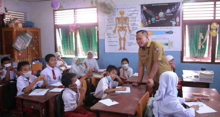 Wali-Kota-Pekanbaru,-Agung-Nugroho-memantau-langsung-proses-belajar-mengajar-di-SD-Negeri-84-(Dok.-Riau-Aktual)