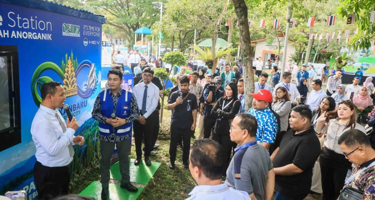 Wali-Kota-Pekanbaru,-Agung-Nugroho-memaparkan-konsep-green-city-di-RTH-Putri-Kaca-Mayang-ke-para-delegasi-IMT-GT-(Dok.-Riau-Aktual)