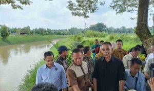 Wali-Kota-Pekanbaru,-Agung-Nugroho-mendampingi-Deputi-Bidang-Koordinasi-Pemerataan-Pembangunan-Wilayah,-Agraria,-dan-Tata-Ruang-Kemenko-Infrastruktur,-Nazib-Faizal-meninjau-Sungai-Sail-(Dok.-Riau-Aktual)