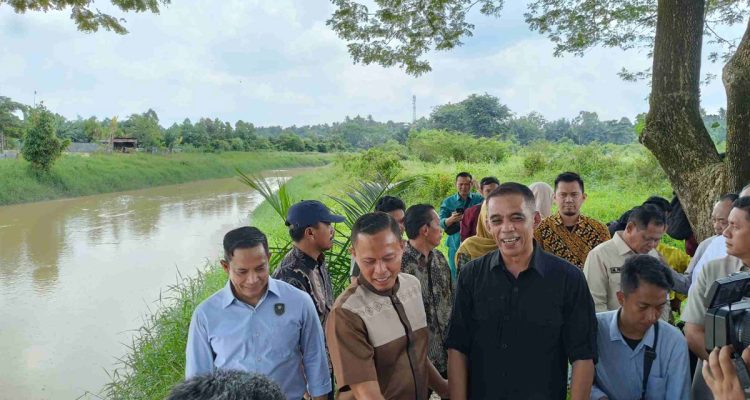 Wali-Kota-Pekanbaru,-Agung-Nugroho-mendampingi-Deputi-Bidang-Koordinasi-Pemerataan-Pembangunan-Wilayah,-Agraria,-dan-Tata-Ruang-Kemenko-Infrastruktur,-Nazib-Faizal-meninjau-Sungai-Sail-(Dok.-Riau-Aktual)