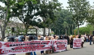 Aliansi-Masyarakat-Adat-Rantau-Kampar-Kiri-gelar-aksi-demonstrasi-di-depan-Balai-Bupati-Kampar.-(Dok.-Riau-Aktual)