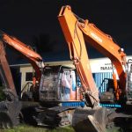 Barang-bukti-berupa-dua-unit-alat-berat-jenis-ekskavator-merek-Hitachi-tipe-PC-138-dan-PC-110.-(Dok.-Riau-Media-Center)