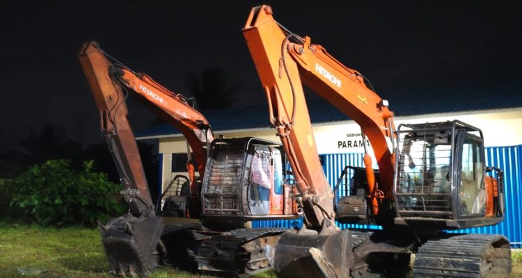 Barang-bukti-berupa-dua-unit-alat-berat-jenis-ekskavator-merek-Hitachi-tipe-PC-138-dan-PC-110.-(Dok.-Riau-Media-Center)