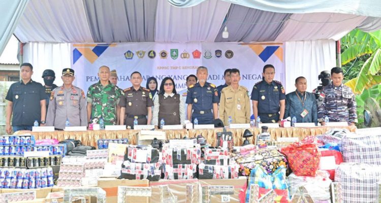 Bea-Cukai-Bengkalis-Musnahkan-662-iPhone-dan-Sejuta-Lebih-Batang-Rokok-Ilegal-(Dok.-Cakaplah)