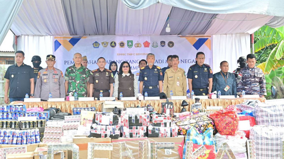 Bea-Cukai-Bengkalis-Musnahkan-662-iPhone-dan-Sejuta-Lebih-Batang-Rokok-Ilegal-(Dok.-Cakaplah)