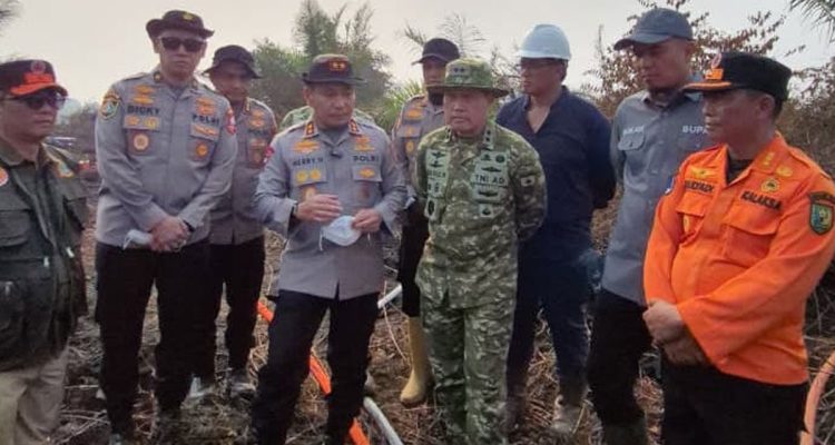 Bupati-Inhu-Ade-Agus-Hartanto-saat-meninjau-lokasi-karhutla-(Dok.-Riau-Aktual)