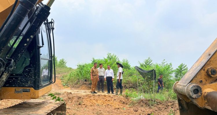 Bupati-Kampar-Ahmad-Yuzar-fasilitasi-alat-berat-untuk-warga-buka-lahan-tanpa-bakar.-(Dok.-Pemkab-Kampar)
