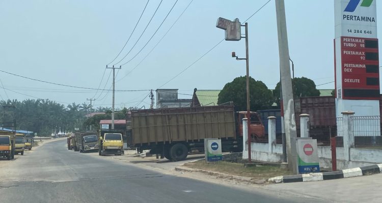 Deretan-truk-kosong-menantre-di-SPBU-Simpang-Kumu.-(Dok.-Riau-Aktual)
