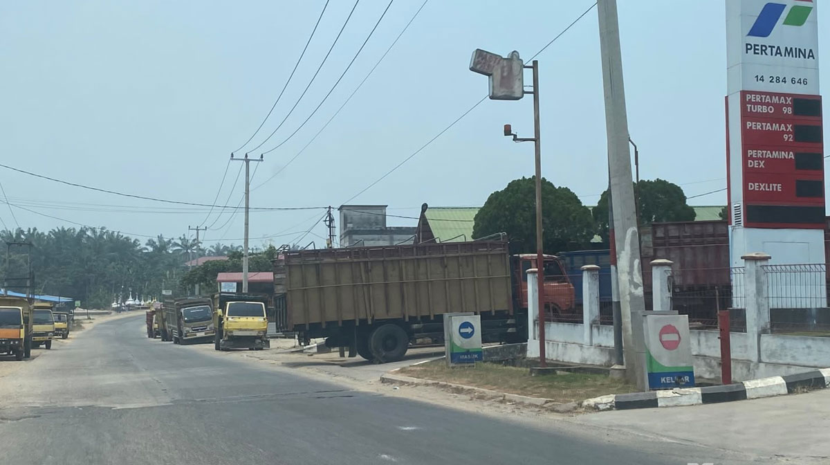 Deretan-truk-kosong-menantre-di-SPBU-Simpang-Kumu.-(Dok.-Riau-Aktual)