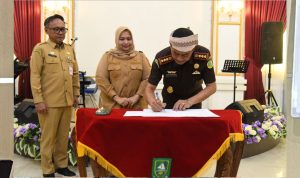 Dokumen-hibah-ditandatangani-langsung-oleh-Bupati-Bengkalis-Hj-Kasmarni-(Dok.-Riau-Aktual)