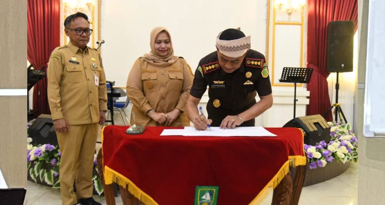 Dokumen-hibah-ditandatangani-langsung-oleh-Bupati-Bengkalis-Hj-Kasmarni-(Dok.-Riau-Aktual)