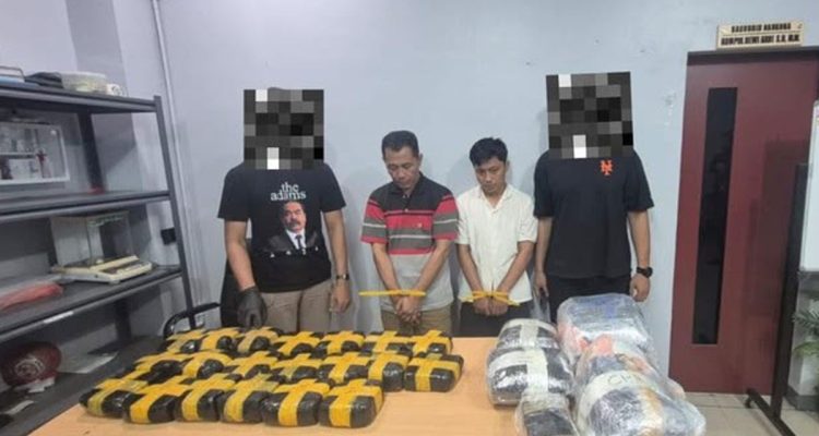 Dua-tersangka-diamankan-Bareskrim-Polri-di-Pekanbaru,-Riau.-(Dok.-Riau-Aktual)