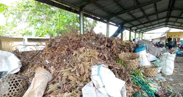 Ilustrasi-Sampah-Daun-yang-Tengah-Diolah-(Dok.-Antara)