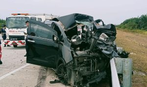 Innova-Tabrak-Truk-Box-di-Tol-Bangkinang,-Ustaz-dan-Dosen-Meninggal-(Dok.-Riau-Aktual)
