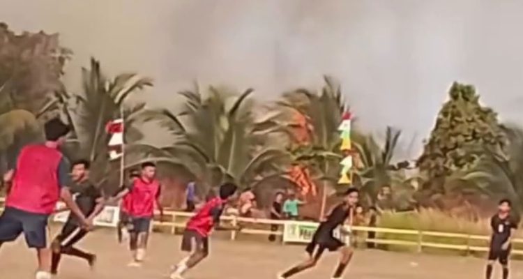 Karhutla-membara-dekat-lapangan,-warga-Tanjung-Gadai-tetap-asyik-main-bola.-(Dok.-Riau-Aktual)