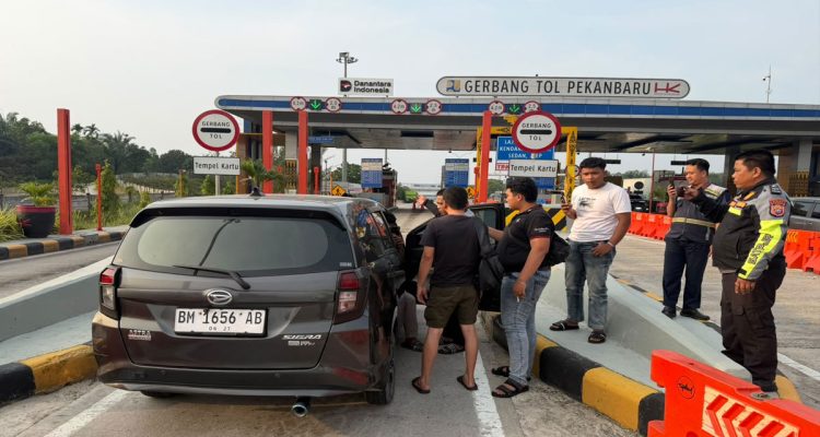 Keributan-di-Gerbang-Tol-Muara-Fajar,-PJR-Amankan-Pengemudi-(Dok.-Riau-Aktual)
