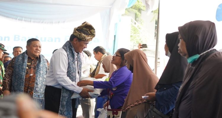 Menteri-Pertanian-RI,-Andi-Amran-Sulaiman,-meninjau-penyaluran-bantuan-pangan-komoditas-beras-(Dok.-Riau-Media-Center)