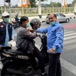 Pembagian-masker-di-depan-kantor-Gubernur-Riau,-Pekanbaru-(Dok.-Pemko-Pekanbaru)
