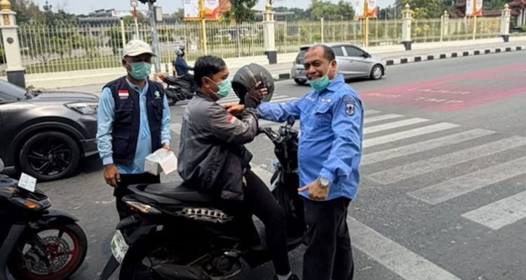Pembagian-masker-di-depan-kantor-Gubernur-Riau,-Pekanbaru-(Dok.-Pemko-Pekanbaru)