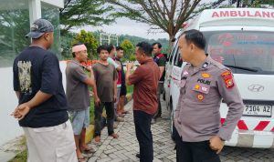 Pengemudi-truk-yang-dikeroyok-di-Jalan-Tol-Pekanbaru-Dumai-mendapatkan-pengobatan.-(Dok.-Riau-Aktual)