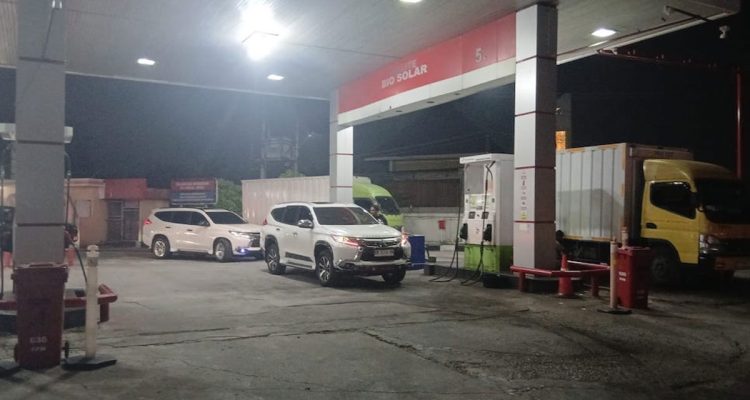 Pengendara-di-SPBU-Arifin-Achmad-Kecewa-BBM-Mendadak-Habis.-(Dok.-Riau-Aktual)