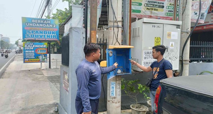 Petugas-Dishub-Pekanbaru-mendapati-panel-PJU-di-Jalan-KH-Ahmad-Dahlan,-Kecamatan-Sukajadi-raib-dicuri.(Dok.-Riau-Aktual)