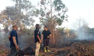 Plt-Kepala-BPBD-Kota-Pekanbaru,-Martin-Manoluk-turun-melakukan-pengecekan-lahan-terbakar-(Dok.-Riau-Aktual)