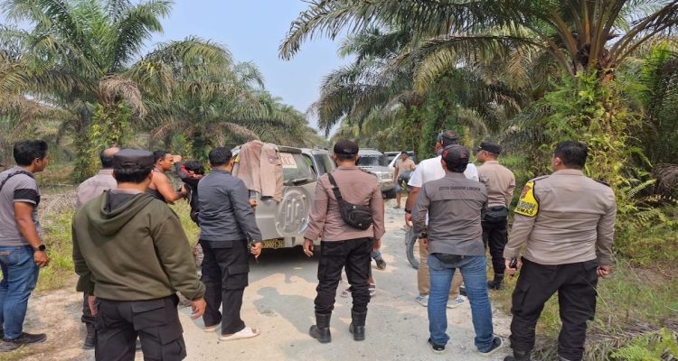 Polisi-Berjaga-Dilokasi-Bentrokan-Antar-Dua-Kelompok-di-Kuansing.-(Dok.-Riau-Aktual)
