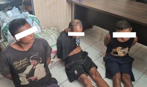 Polisi-mengamankan-65-bungkus-yang-diduga-berisi-sabu.-Tiga-orang-berinisial-S,-ST,-dan-P-turut-diamankan-untuk-menjalani-pemeriksaan.(Dok.-Riau-Aktual)