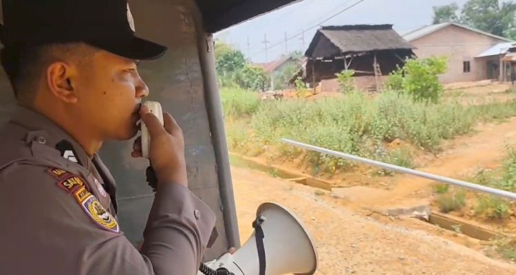 Polres-Rohil-keliling-pakai-pengeras-suara-ingatkan-warga-tak-bakar-lahan.-(Dok.-Riau-Aktual)