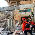 Proses-Evakuasi-Korban-Gempa-NTT-(Dok.-Kompas)