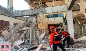 Proses-Evakuasi-Korban-Gempa-NTT-(Dok.-Kompas)