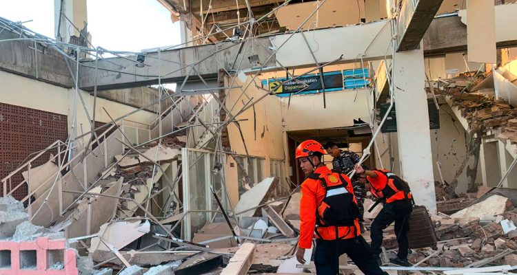 Proses-Evakuasi-Korban-Gempa-NTT-(Dok.-Kompas)