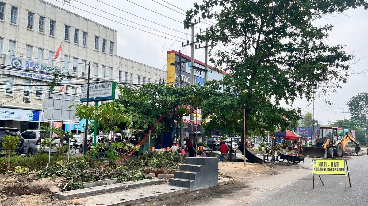 Proses-Pelabaran-Jalan-Tuanku-Tambusai.-(Dok.-Riau-Aktual)
