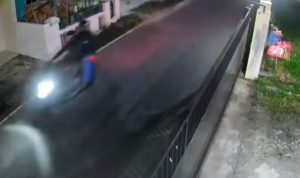Rekaman-cctv-dua-orang-diduga-jampret-bersenpi-saat-beraksi.-(Dok.-Riau-Aktual)