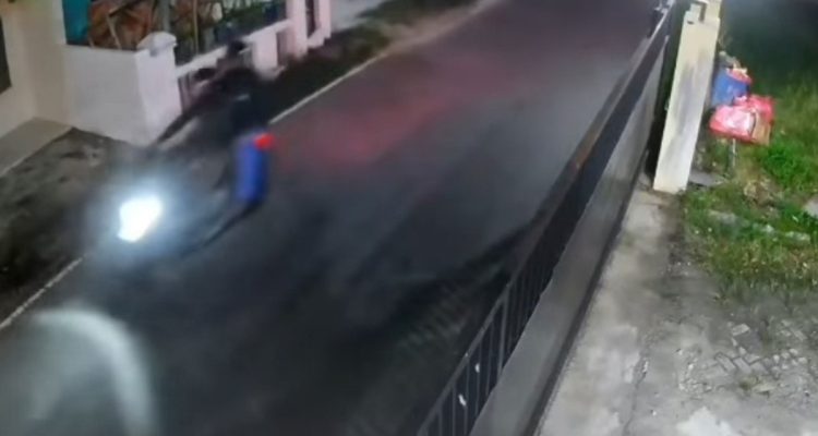 Rekaman-cctv-dua-orang-diduga-jampret-bersenpi-saat-beraksi.-(Dok.-Riau-Aktual)