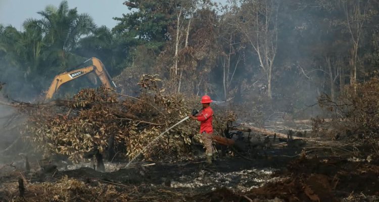 Seorang-manggala-Agni-tengah-memadamkan-karhutla-(Dok.-Riau-Media-Center)