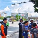 Tim-dari-Dinsos-Pekanbaru-melakukan-penjangkauan-gepeng-di-persimpangan-lampu-merah-SKA-(Dok.-Riau-Aktual)