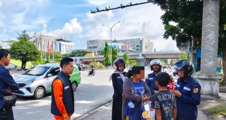 Tim-dari-Dinsos-Pekanbaru-melakukan-penjangkauan-gepeng-di-persimpangan-lampu-merah-SKA-(Dok.-Riau-Aktual)