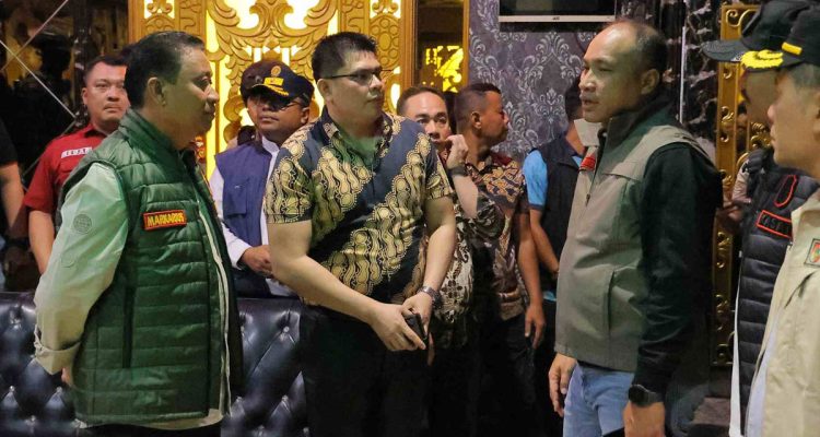 Wakil-Wali-Kota-Pekanbaru,-Markarius-Anwar-bersama-Tim-Yustisi-melakukan-pemeriksaan-aktivitas-di-salah-satu-tempat-hiburan-malam-beberapa-waktu-lalu.-(Dok.-Riau-Aktual)