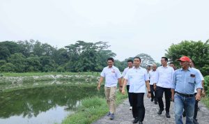 Wakil-Wali-Kota-Pekanbaru,-Markarius-Anwar-dan-jajaran-meninjau-kondisi-Waduk-Cipta-Karya.-(Dok.-Riau-Aktual)