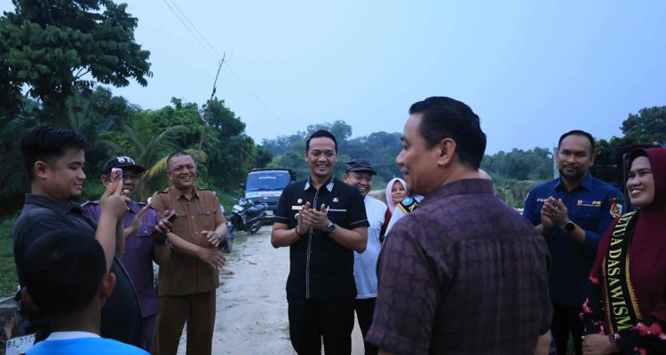 Wakil-Wali-Kota-Pekanbaru,-Markarius-Anwar-meninjau-Jalan-Dharma-Bakti,-Kecamatan-Tuah-Madani.-(Dok.-Riau-Aktual)