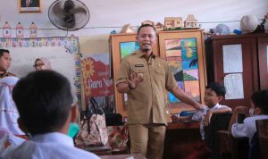 Wali-Kota-Pekanbaru,-Agung-Nugroho-berbincang-dengan-murid-SD-Negeri-84-saat-kunjungan-kerja-(Dok.-Riau-Aktual)