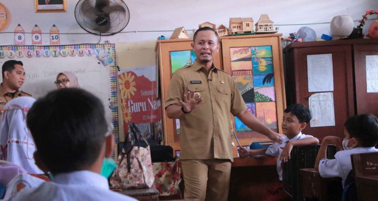 Wali-Kota-Pekanbaru,-Agung-Nugroho-berbincang-dengan-murid-SD-Negeri-84-saat-kunjungan-kerja-(Dok.-Riau-Aktual)