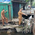 Wali-Kota-Pekanbaru,-Agung-Nugroho-didampingi-Kepala-Dinas-PUPR,-Edward-Riansyah-meninjau-pekerjaan-pembangunan-drainase-Jalan-Paus.-(Dok.-Riau-Aktual)
