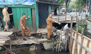 Wali-Kota-Pekanbaru,-Agung-Nugroho-didampingi-Kepala-Dinas-PUPR,-Edward-Riansyah-meninjau-pekerjaan-pembangunan-drainase-Jalan-Paus.-(Dok.-Riau-Aktual)