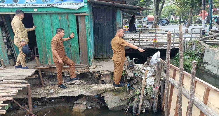Wali-Kota-Pekanbaru,-Agung-Nugroho-didampingi-Kepala-Dinas-PUPR,-Edward-Riansyah-meninjau-pekerjaan-pembangunan-drainase-Jalan-Paus.-(Dok.-Riau-Aktual)