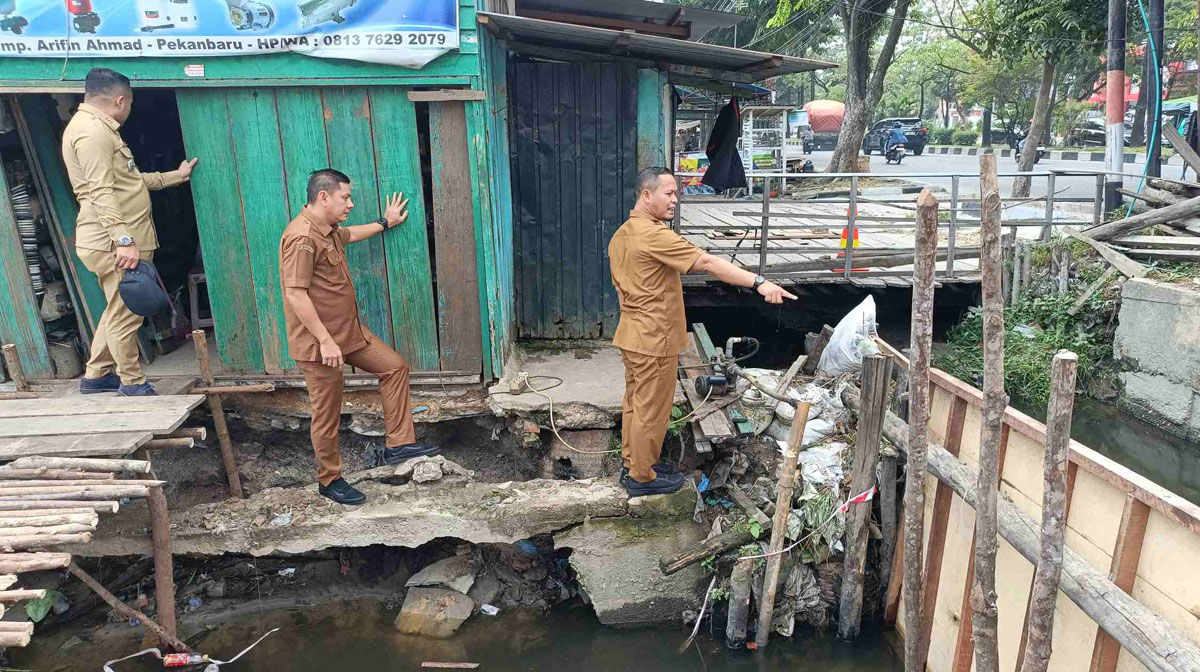 Wali-Kota-Pekanbaru,-Agung-Nugroho-didampingi-Kepala-Dinas-PUPR,-Edward-Riansyah-meninjau-pekerjaan-pembangunan-drainase-Jalan-Paus.-(Dok.-Riau-Aktual)