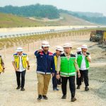 Wali-Kota-Pekanbaru,-Agung-Nugroho-didampingi-Kepala-Dinas-PUPR-Pekanbaru,-Edward-Riansyah-meninjau-lahan-untuk-pembangunan-Jalan-70-(Dok.-Riau-Aktual)