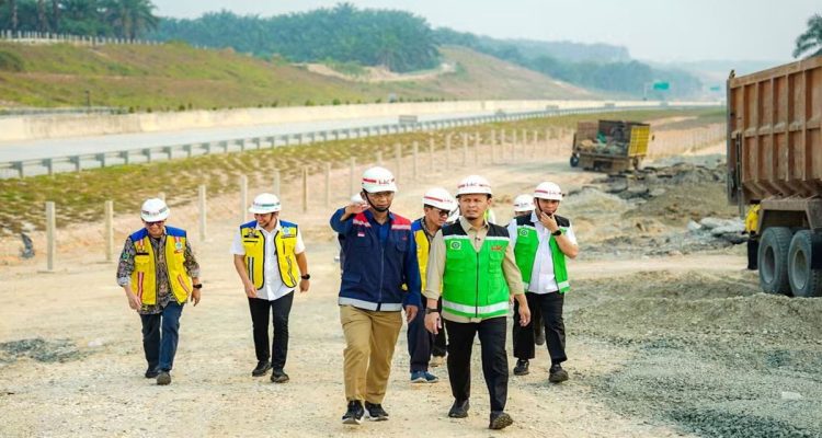 Wali-Kota-Pekanbaru,-Agung-Nugroho-didampingi-Kepala-Dinas-PUPR-Pekanbaru,-Edward-Riansyah-meninjau-lahan-untuk-pembangunan-Jalan-70-(Dok.-Riau-Aktual)